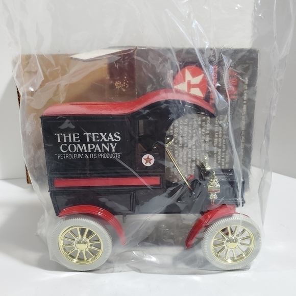 Die Cast Texaco 1905 Ford Delivery Car locking coin bank w/key - Picture 3 of 10